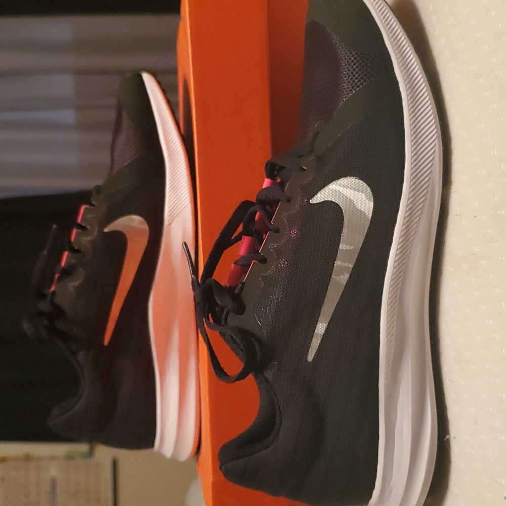 Nike Black/Metallic Silver Sneakers 6Y